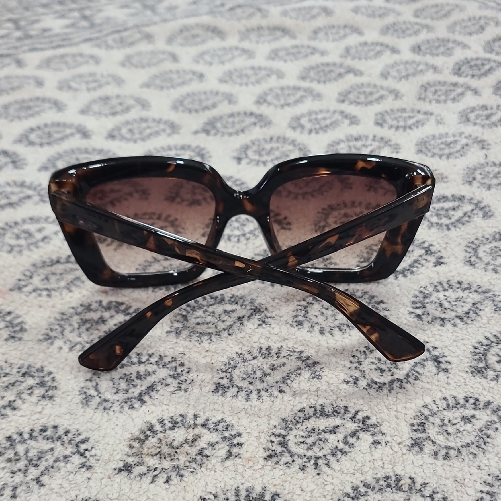 Liz Claiborne Tortoise Shell Oversized Sunglasses - Picture 5 of 5
